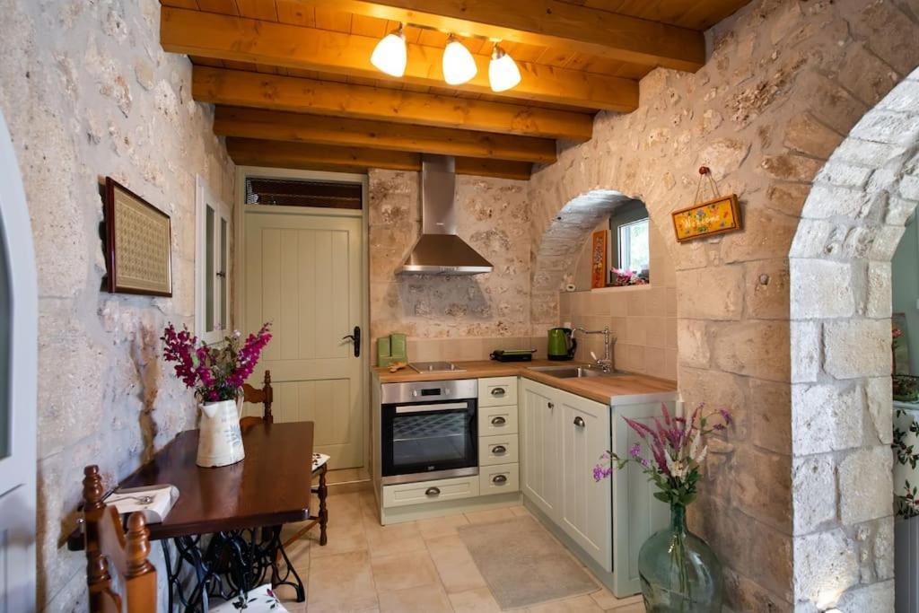 La casa di Bella a tradional stone house with barbecue Villa Karia  Bagian luar foto