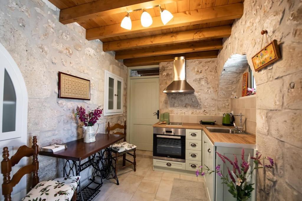 La casa di Bella a tradional stone house with barbecue Villa Karia  Bagian luar foto