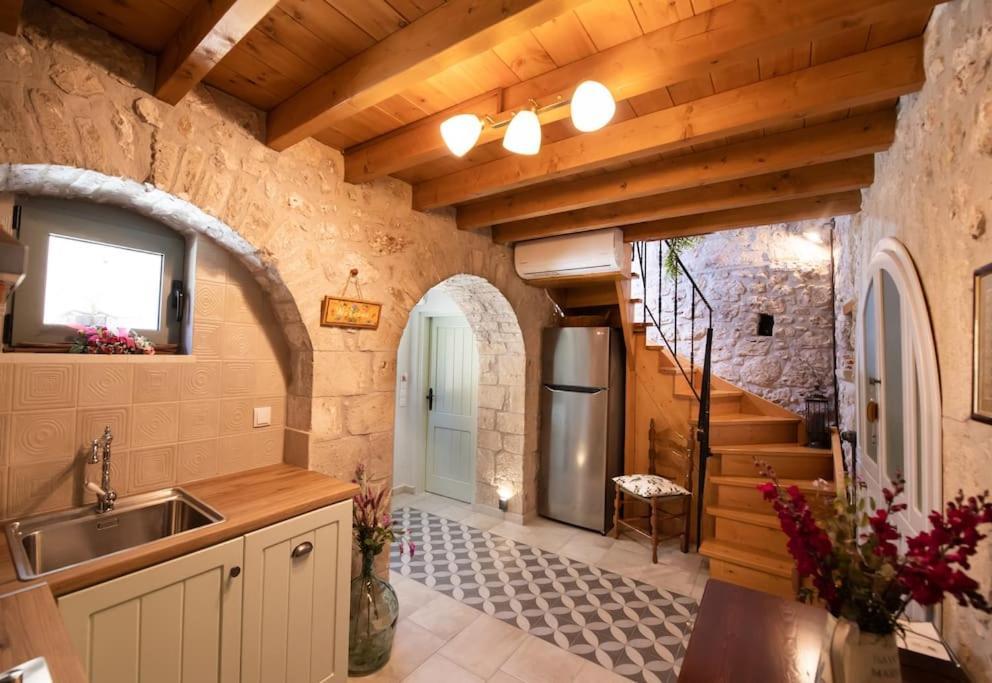 La casa di Bella a tradional stone house with barbecue Villa Karia  Bagian luar foto