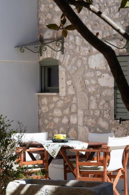 La casa di Bella a tradional stone house with barbecue Villa Karia  Bagian luar foto