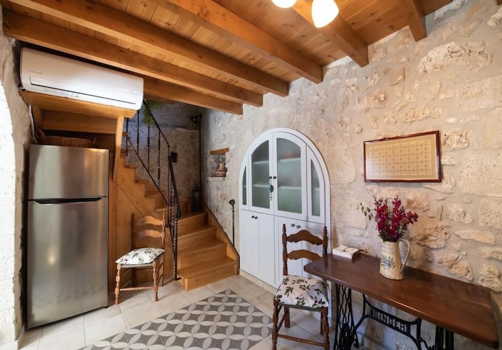La casa di Bella a tradional stone house with barbecue Villa Karia  Bagian luar foto