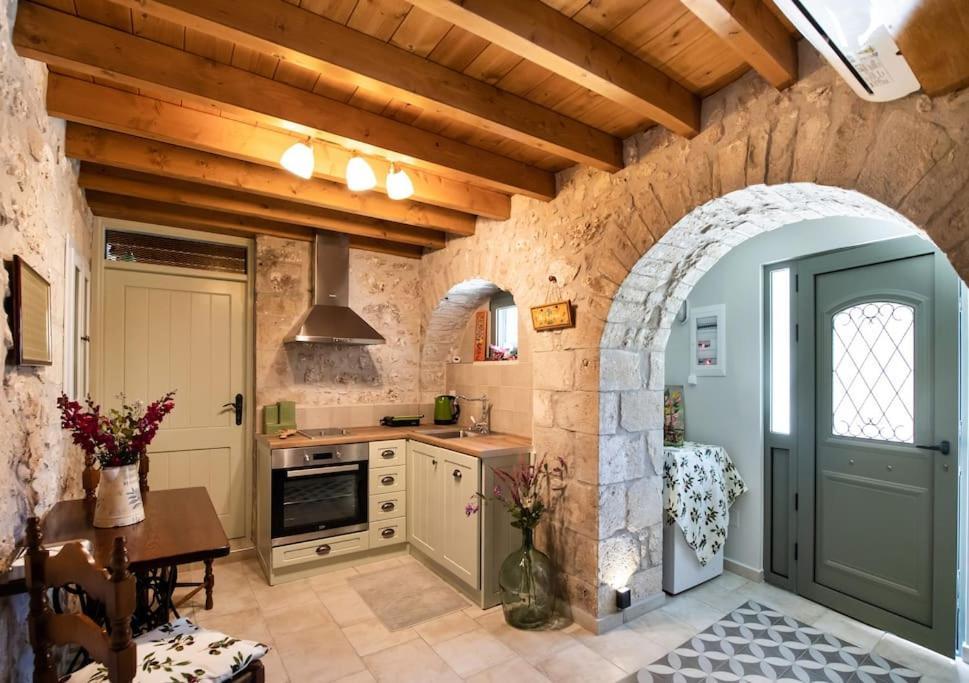 La casa di Bella a tradional stone house with barbecue Villa Karia  Bagian luar foto