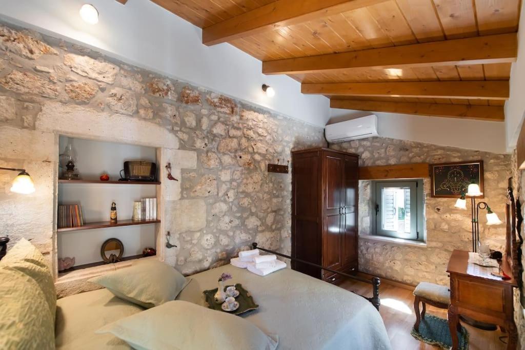 La casa di Bella a tradional stone house with barbecue Villa Karia  Bagian luar foto