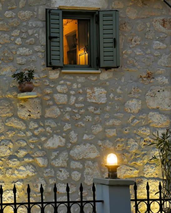 La casa di Bella a tradional stone house with barbecue Villa Karia  Bagian luar foto