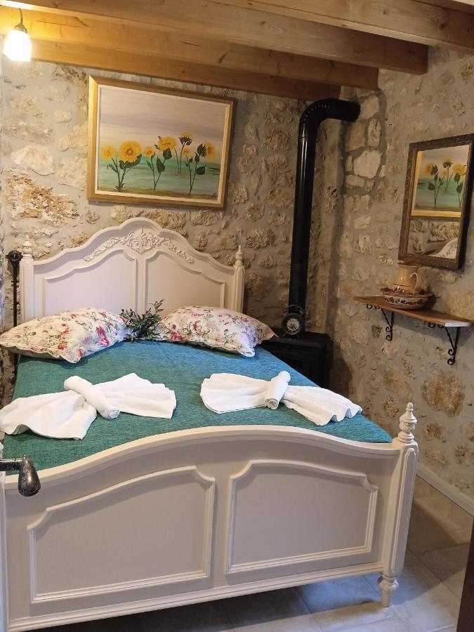 La casa di Bella a tradional stone house with barbecue Villa Karia  Bagian luar foto